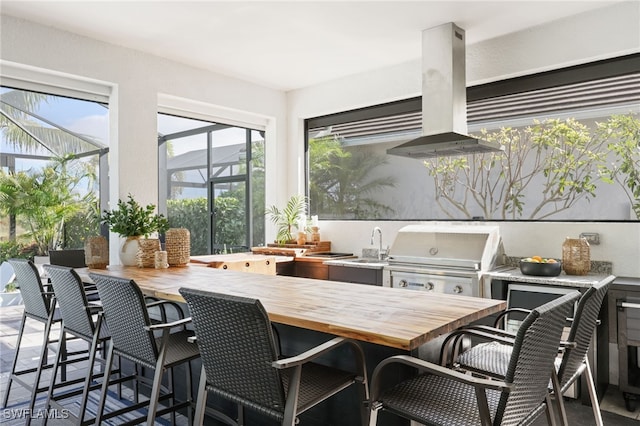 sunroom / solarium featuring sink