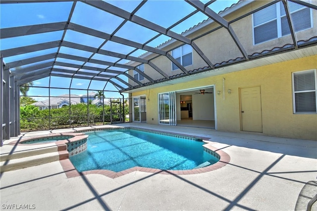 view of swimming pool featuring a lanai, a patio area, an in ground hot tub, and ceiling fan