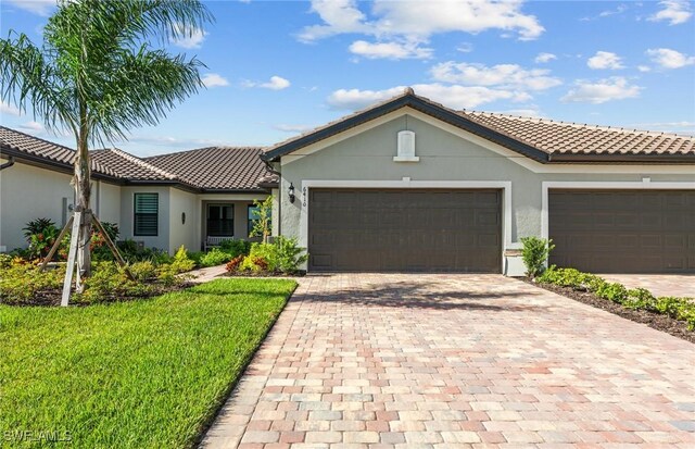 view of front of home featuring a garage and a front yard