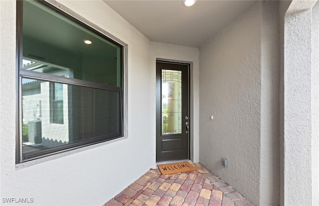 property entrance featuring stucco siding