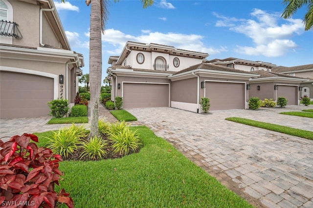 view of front facade featuring a front yard and a garage