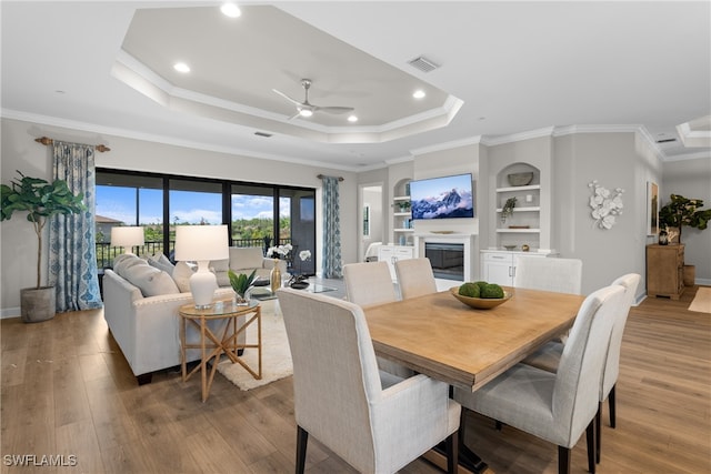 dining area with ceiling fan, crown molding, and hardwood / wood-style floors