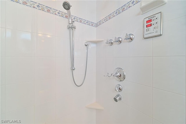 full bathroom featuring tiled shower