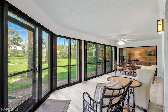 sunroom with ceiling fan