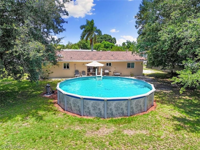 view of swimming pool featuring a yard