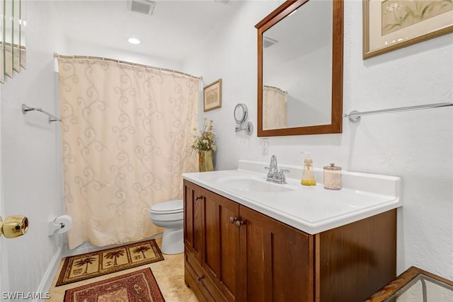 full bathroom with visible vents, toilet, a shower with curtain, and vanity