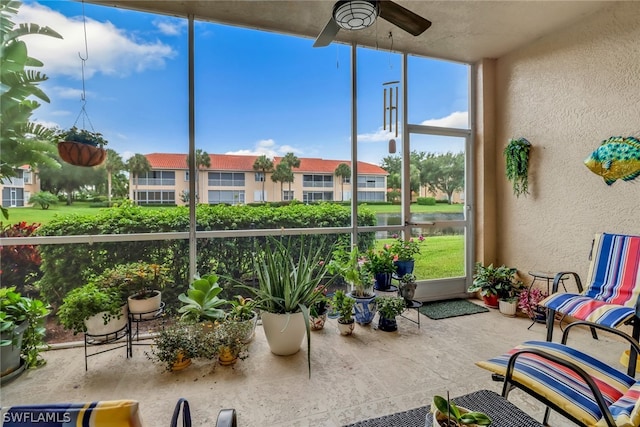 sunroom with ceiling fan