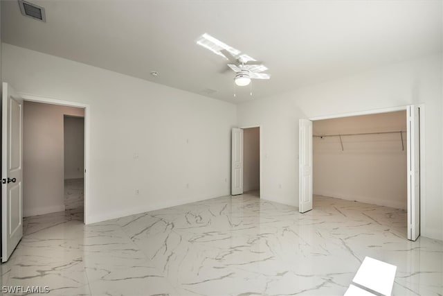 unfurnished bedroom featuring ceiling fan and a closet