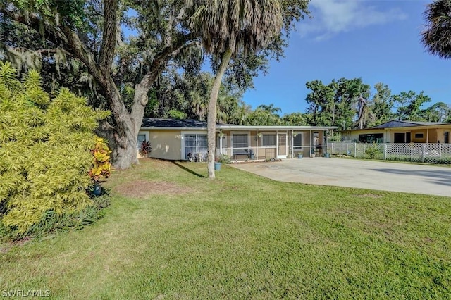 view of front of property featuring a front lawn