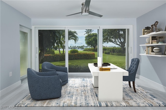 sunroom with ceiling fan