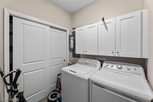 washroom featuring cabinets and washing machine and dryer