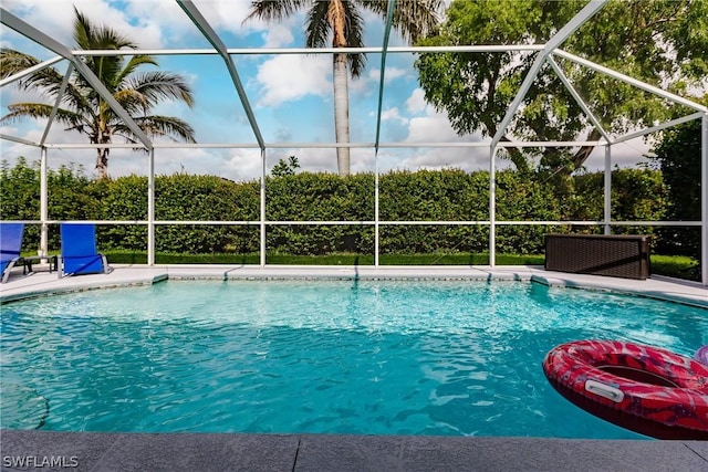 view of swimming pool