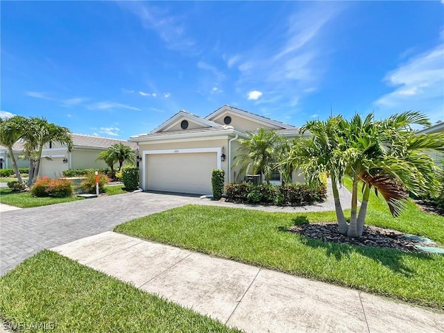 view of front facade featuring a garage and a front yard