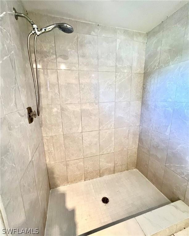 bathroom featuring a tile shower