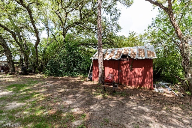 view of yard with a storage shed