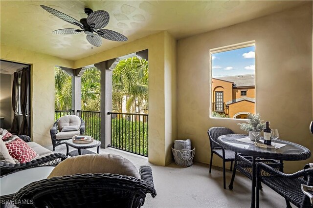 sunroom with ceiling fan