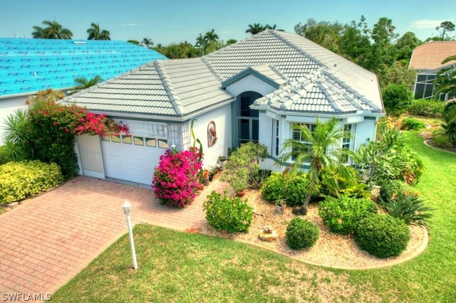 view of front of property featuring a front yard and a garage