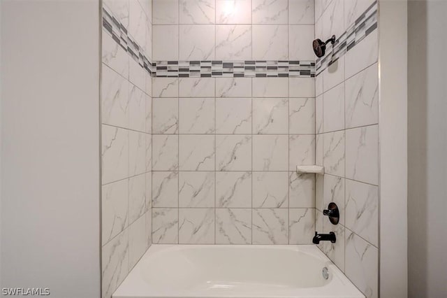 bathroom with tiled shower / bath