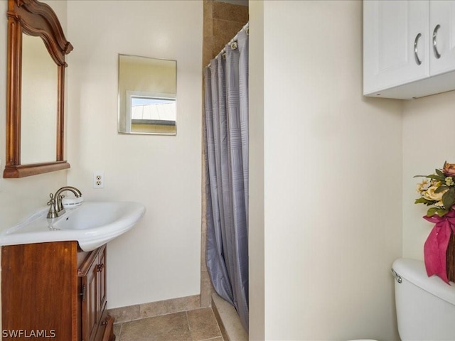 full bath featuring tile patterned flooring, a shower with shower curtain, vanity, and toilet