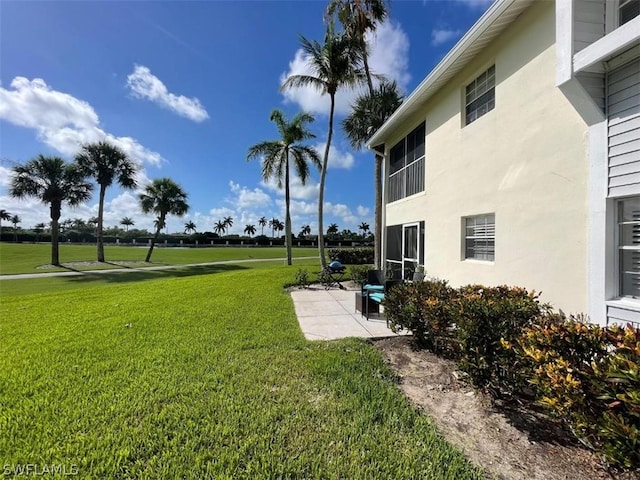 view of yard featuring a patio area