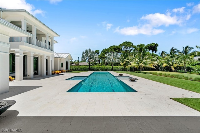 view of swimming pool featuring an in ground hot tub, a yard, and a patio