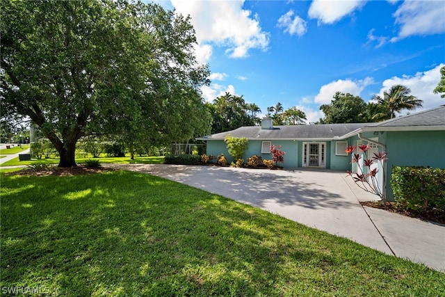 view of front of property featuring a front lawn