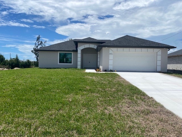 view of front of home featuring a garage and a front yard