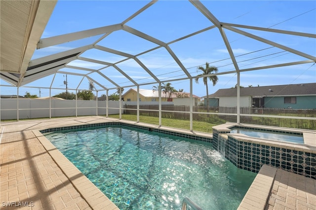 view of swimming pool featuring a lanai, an in ground hot tub, a yard, and a patio