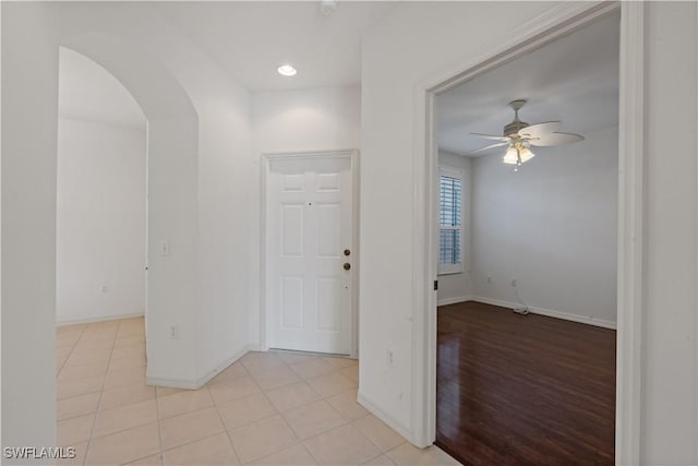 foyer entrance featuring ceiling fan