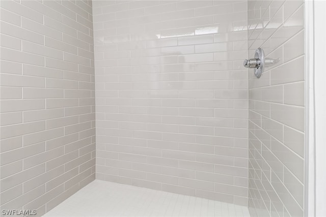 bathroom featuring a tile shower