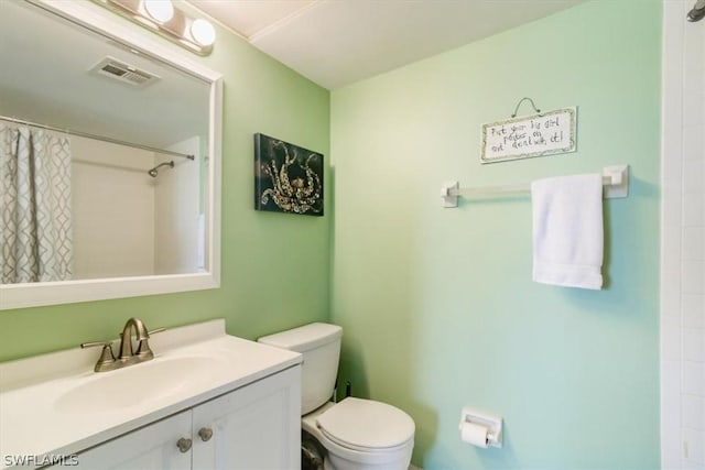 full bath featuring toilet, a shower with curtain, visible vents, and vanity