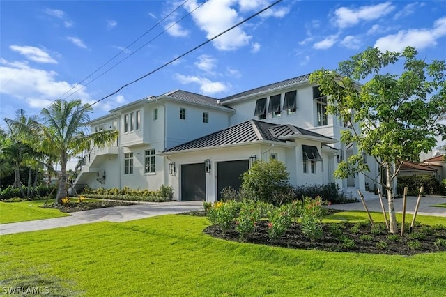 view of front of property featuring a front lawn