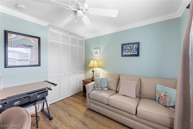 living room with ceiling fan, light hardwood / wood-style floors, and crown molding