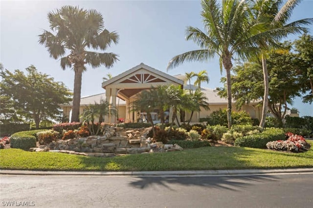 view of front facade with a front lawn