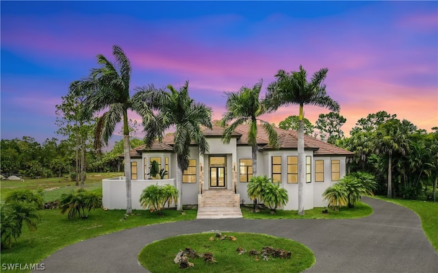 view of front of house featuring a lawn