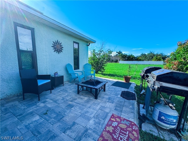 view of patio with an outdoor fire pit