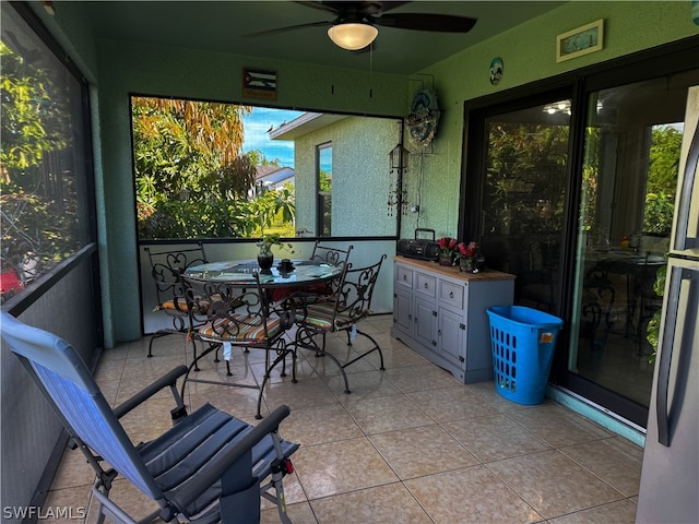 sunroom with ceiling fan