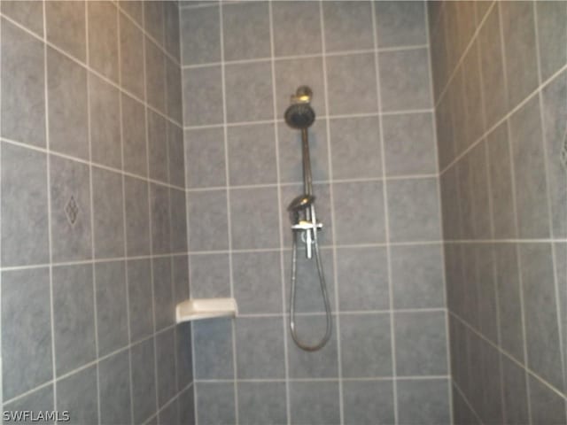 bathroom featuring a tile shower