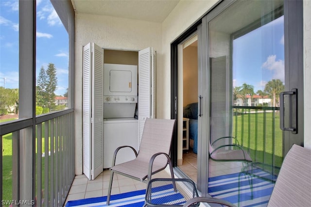 balcony with stacked washer and clothes dryer