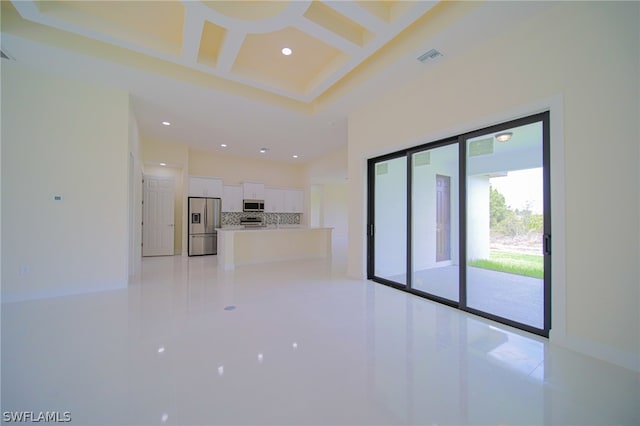 empty room featuring light tile patterned floors