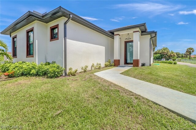 view of front of home featuring a front lawn