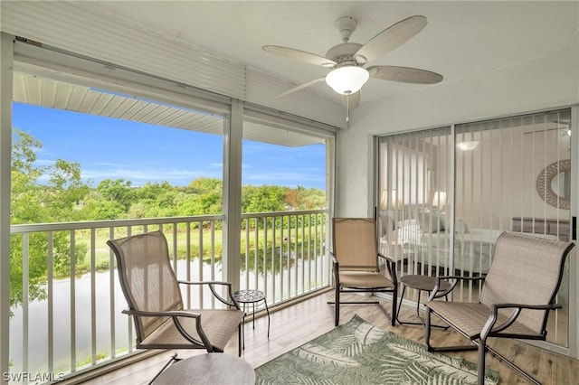 sunroom with ceiling fan