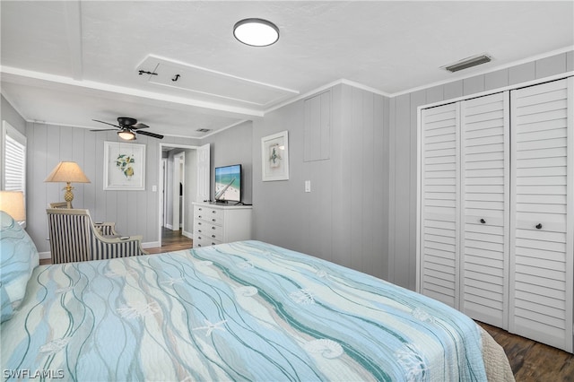 bedroom with dark hardwood / wood-style floors, ceiling fan, and a closet