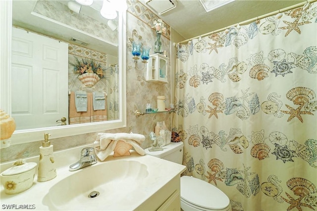 bathroom featuring a shower with curtain, vanity, and toilet