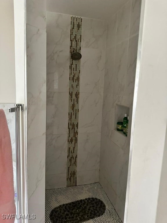 bathroom featuring a tile shower