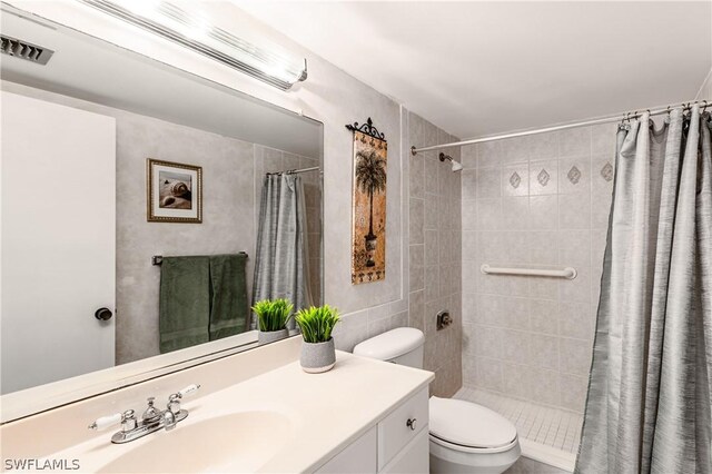 bathroom with toilet, a shower with curtain, and vanity