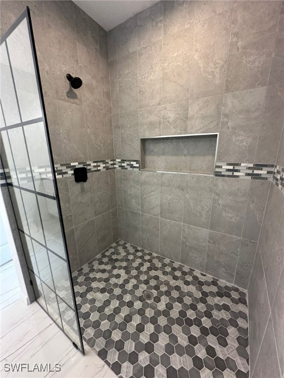 bathroom featuring tiled shower