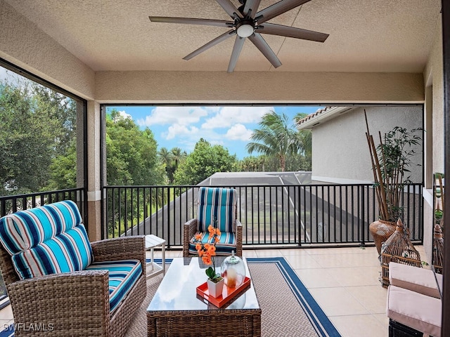 sunroom with ceiling fan