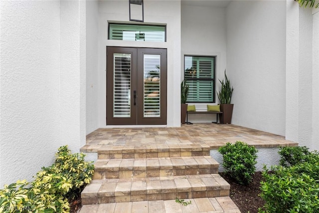 property entrance featuring a porch and stucco siding