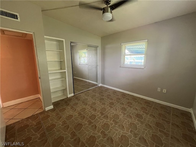 unfurnished bedroom featuring ceiling fan and a closet